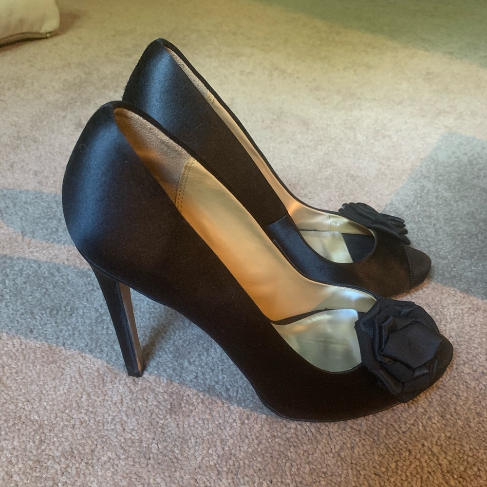 Badgley Mischka black satin peep toe heels size 8